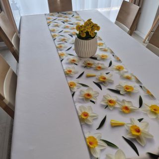 Nechajte jar zaklopať aj na vaše dvere 🏵 #behunnastol #velkanoc2025 #sviatokjarijezadverami #narcisjarnykvet #zltajedobra...