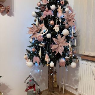 Ďakujeme Dominike❤️ za krásne fotografie vianočného stromčeka ,,pred" a ,,po" a prajeme Šťastné a veselééé :)...